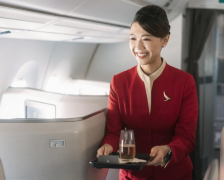 国泰航空空姐惊艳80周年！复古制服风潮刷屏，全球最佳乘务员实至名归